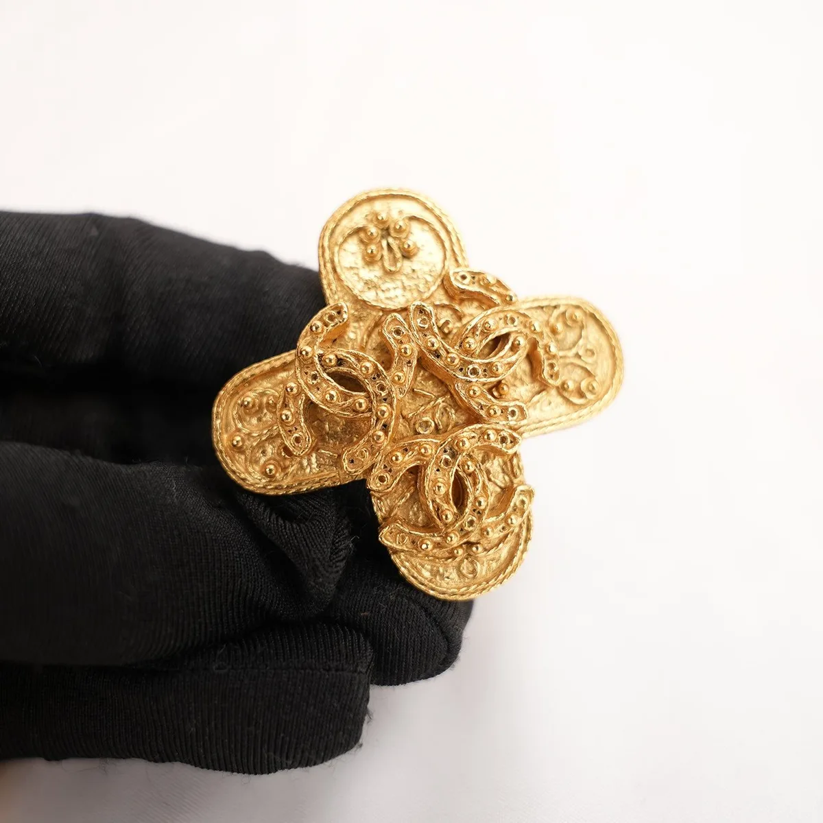 Chanel Camellia CC Brooch in Gold, photo 3