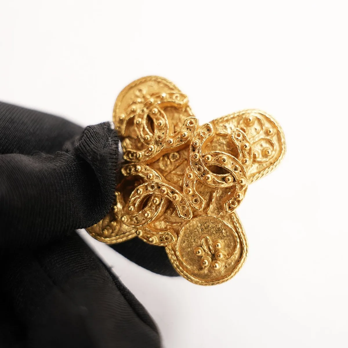 Chanel Camellia CC Brooch in Gold, photo 4