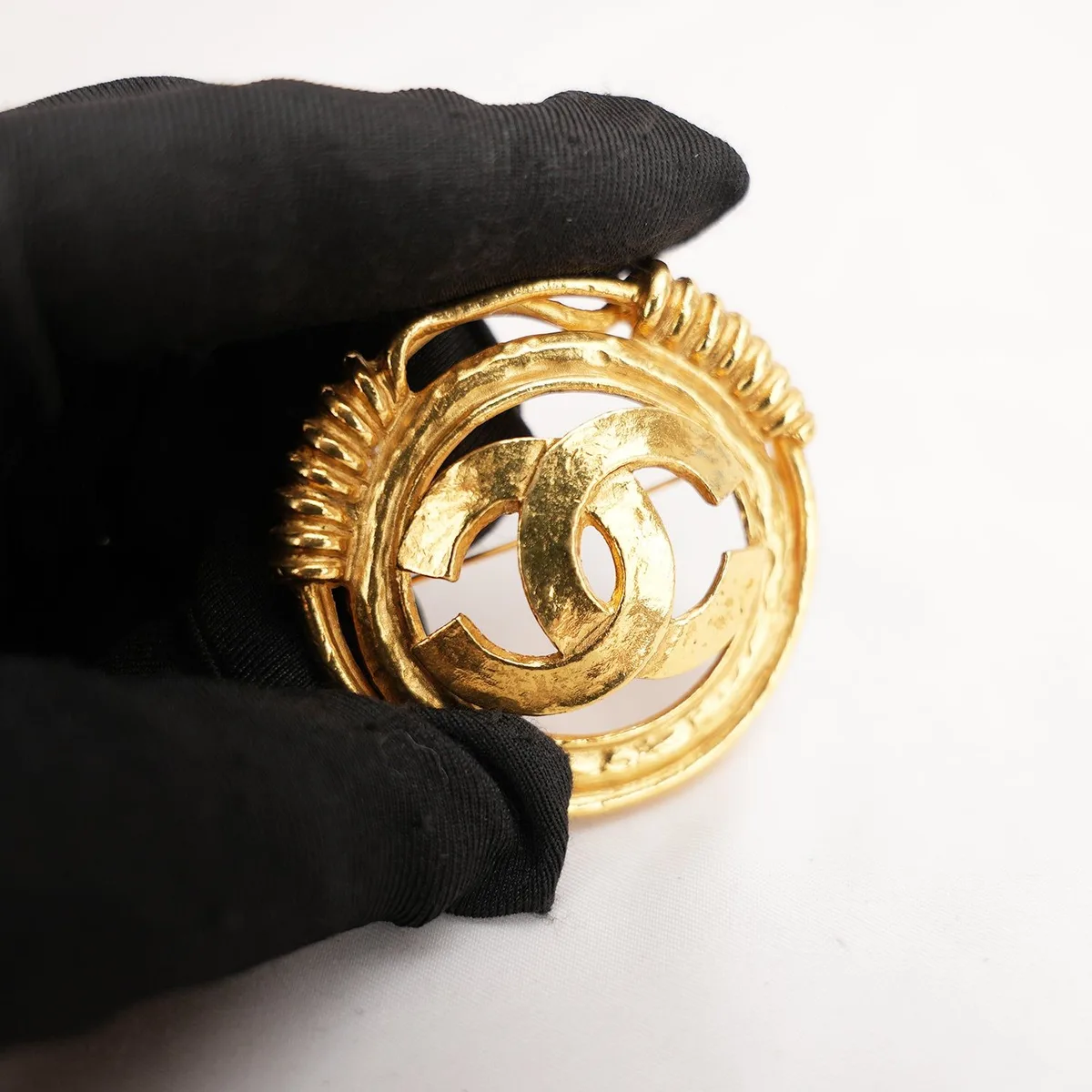 Chanel 1994 CC Brooch in Gold, photo 2