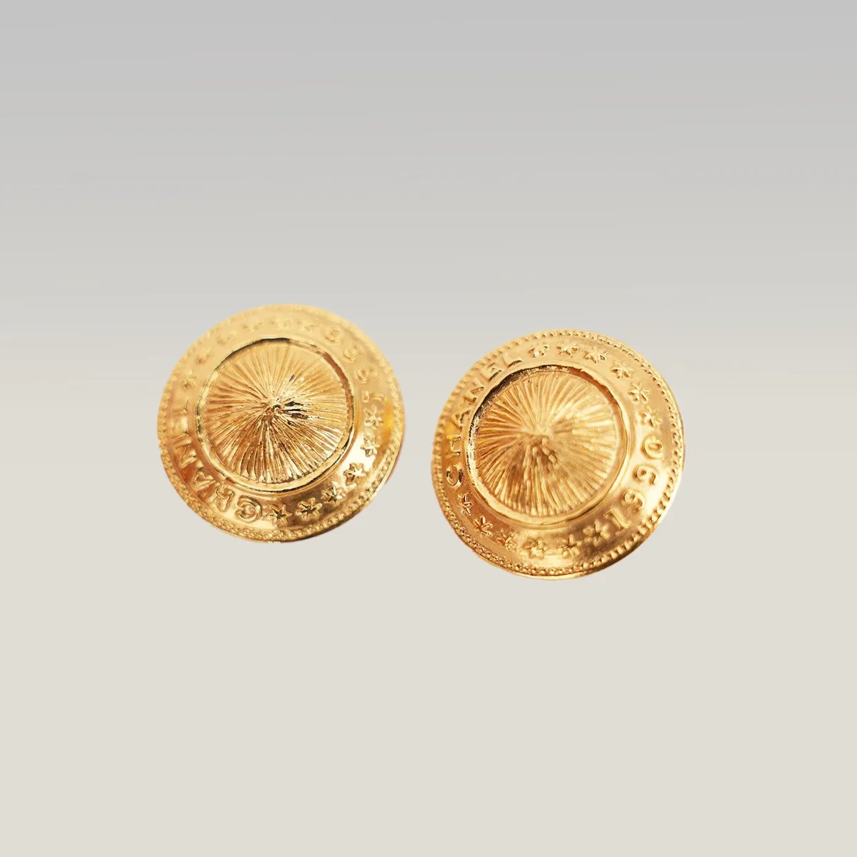 Chanel Radial Pattern Round Clip-On Earrings in Gold, photo 2