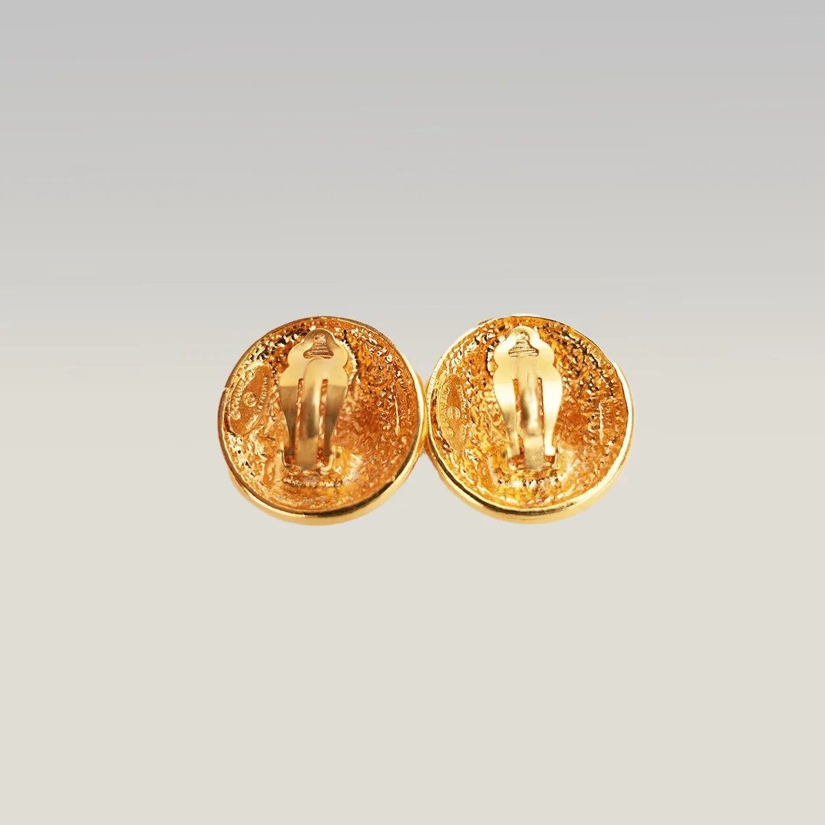 Chanel Radial Pattern Round Clip-On Earrings in Gold, photo 3