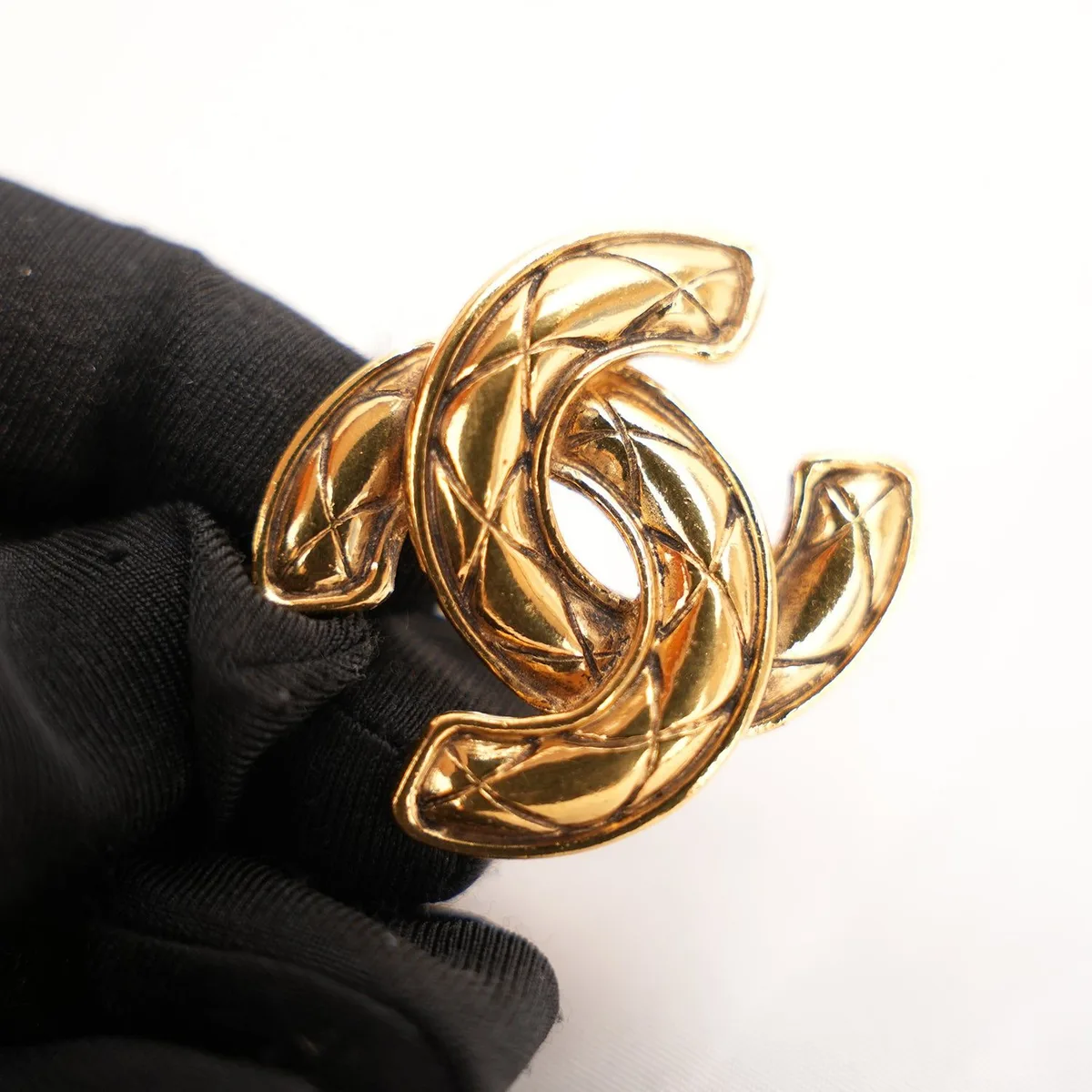 Chanel CC Quilted Brooch in Gold, photo 4