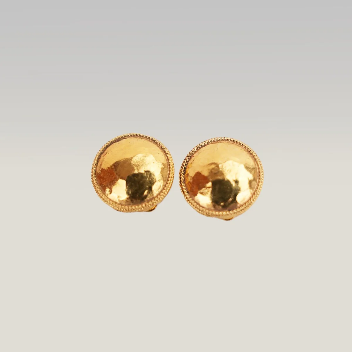 Chanel Hammered Round Clip-On Earrings in Gold, photo 2