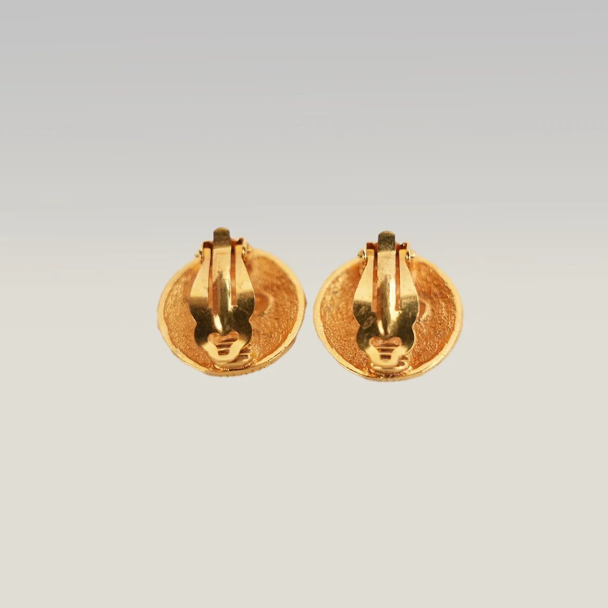 Chanel Hammered Round Clip-On Earrings in Gold, photo 3