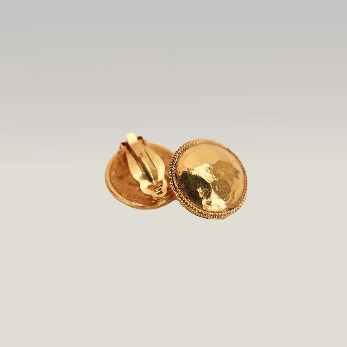 Chanel Hammered Round Clip-On Earrings in Gold, photo 4
