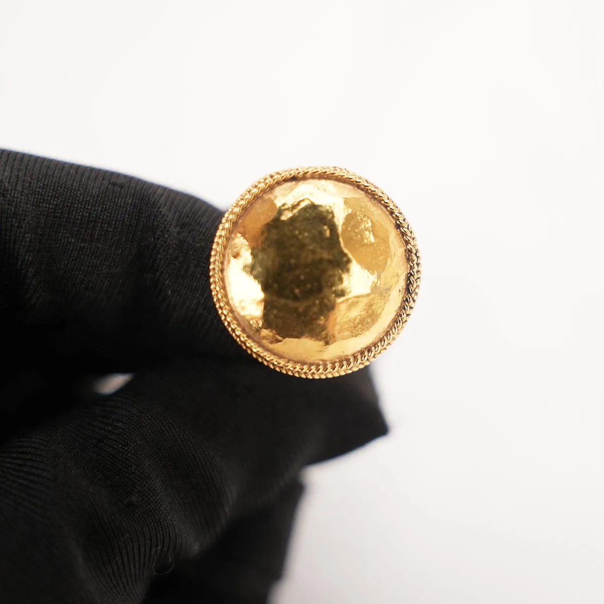 Chanel Hammered Round Clip-On Earrings in Gold, photo 5