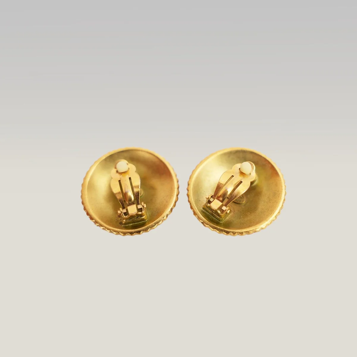 Chanel Coco Chanel Round Clip-On Earrings in Gold, photo 3