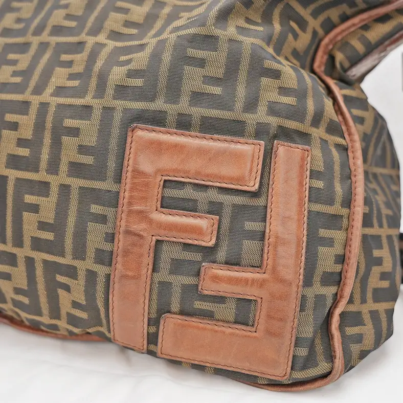 Fendi FF Monogram Schultertasche in Braun, Foto 6