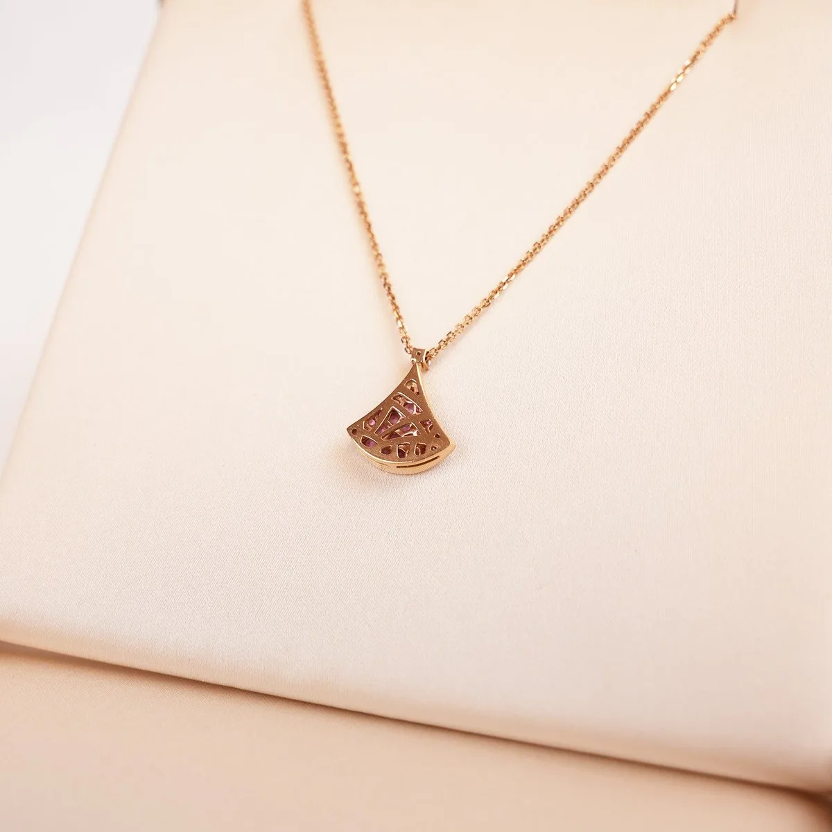 Bvlgari Divas' Dream in Rose Gold with Pink Stones, photo 4