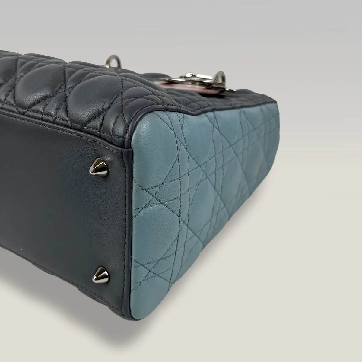 Dior Lady Dior Medium in Schwarz-Hellblau-Verlauf mit Puderrosa, Foto 4