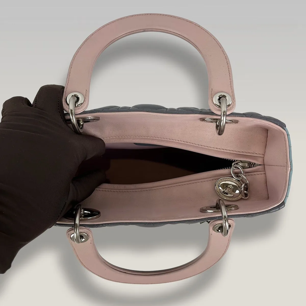 Dior Lady Dior Medium in Schwarz-Hellblau-Verlauf mit Puderrosa, Foto 6