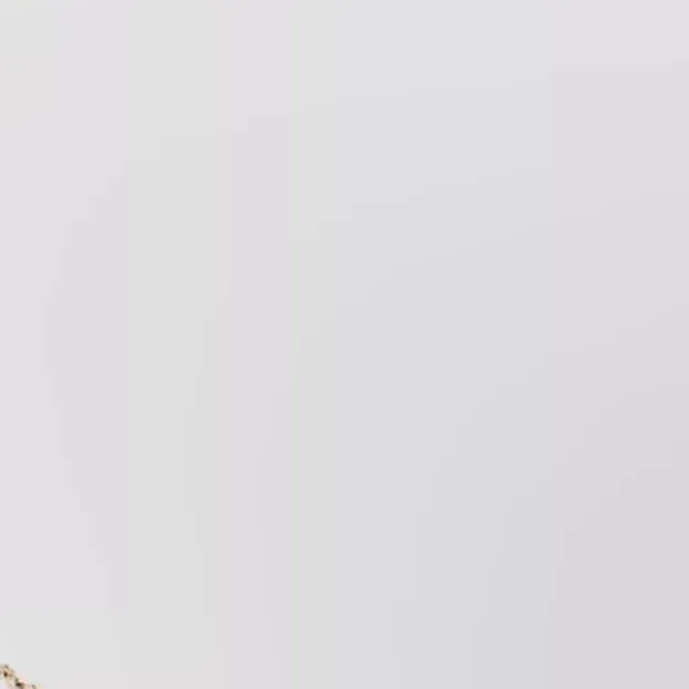 Chloé Script Nameplate Necklace em Dourado, pormenor