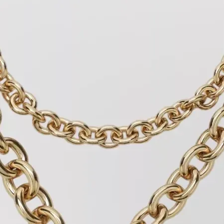 Chloé Textured Heart Pendant Necklace en doré, détail
