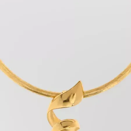 Collana Chloé con pendente floreale in oro, dettaglio