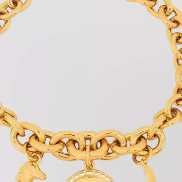 Pulseira Chloé com amuletos dourada, pormenor