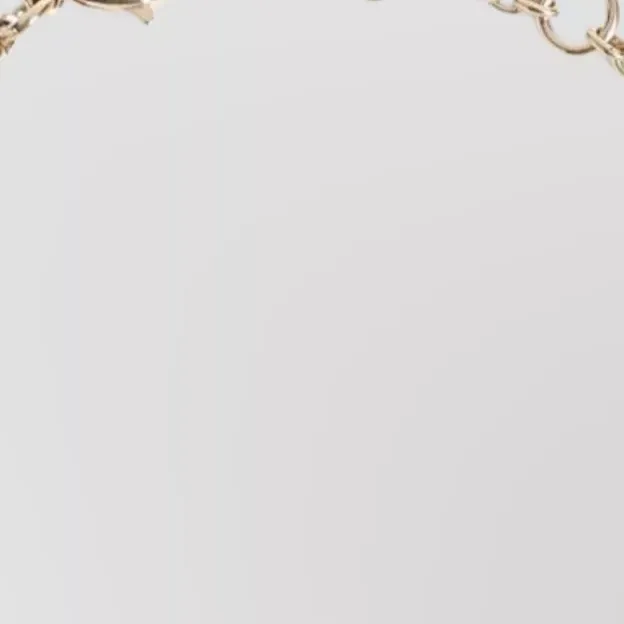 Bracciale Chloé con charm logo oro, dettaglio