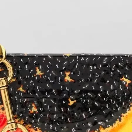 Chloé Metal Half-Moon Clutch en naranja, detalle